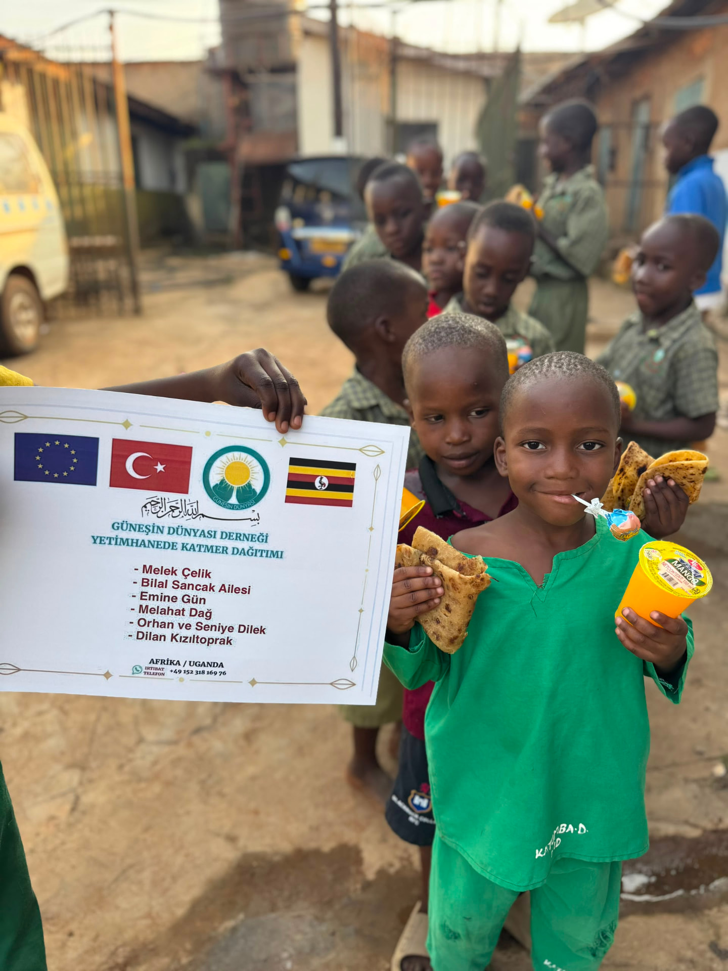 Kinder mit Mahlzeiten und Getränken bei einer Verteilaktion in Uganda