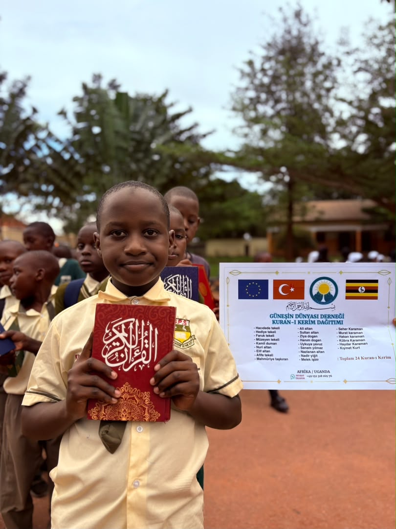 Schüler mit einem roten Koranexemplar in Uganda