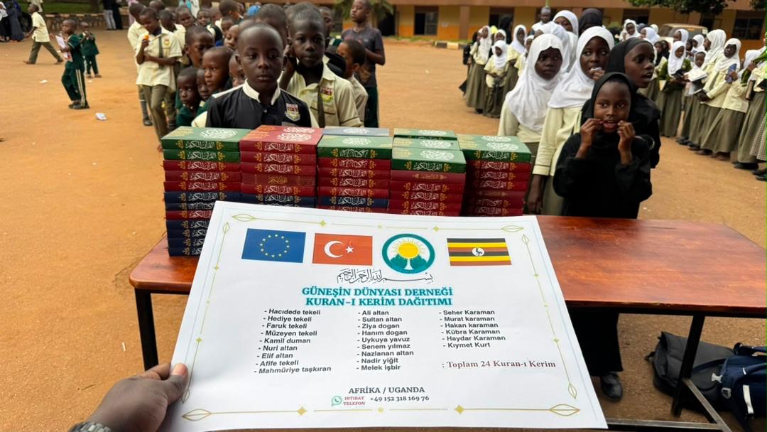 Kinder warten bei der Verteilung von Koranexemplaren in Uganda