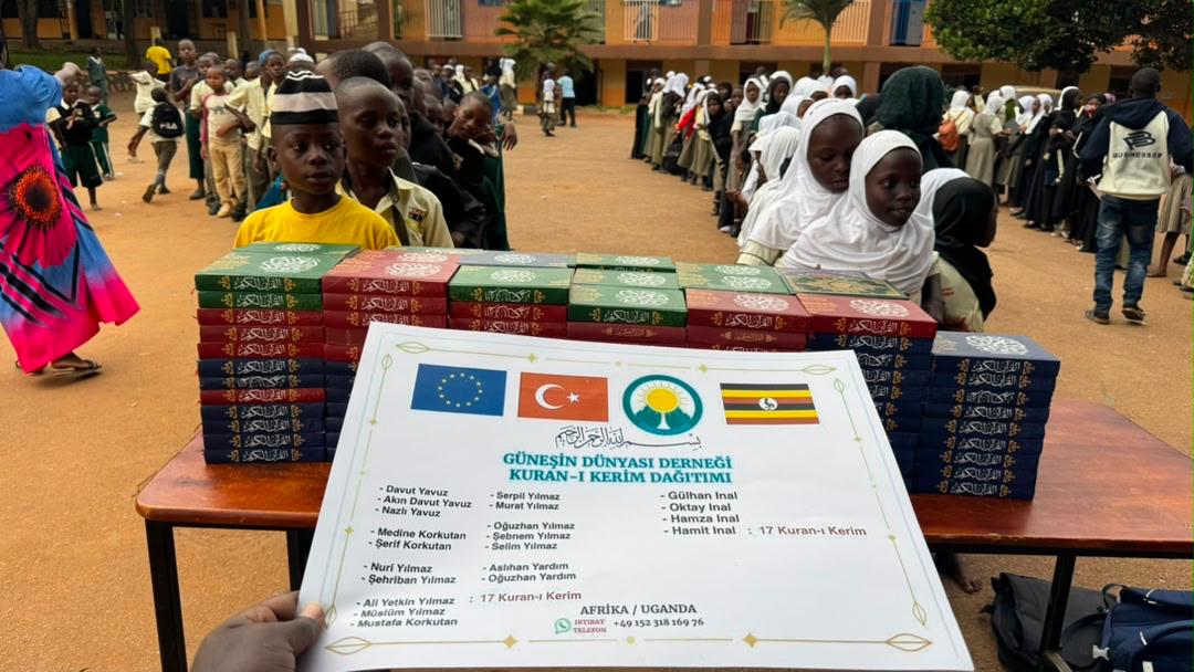 Koranausgabe in Uganda: Bücher und Kinder auf dem Schulhof