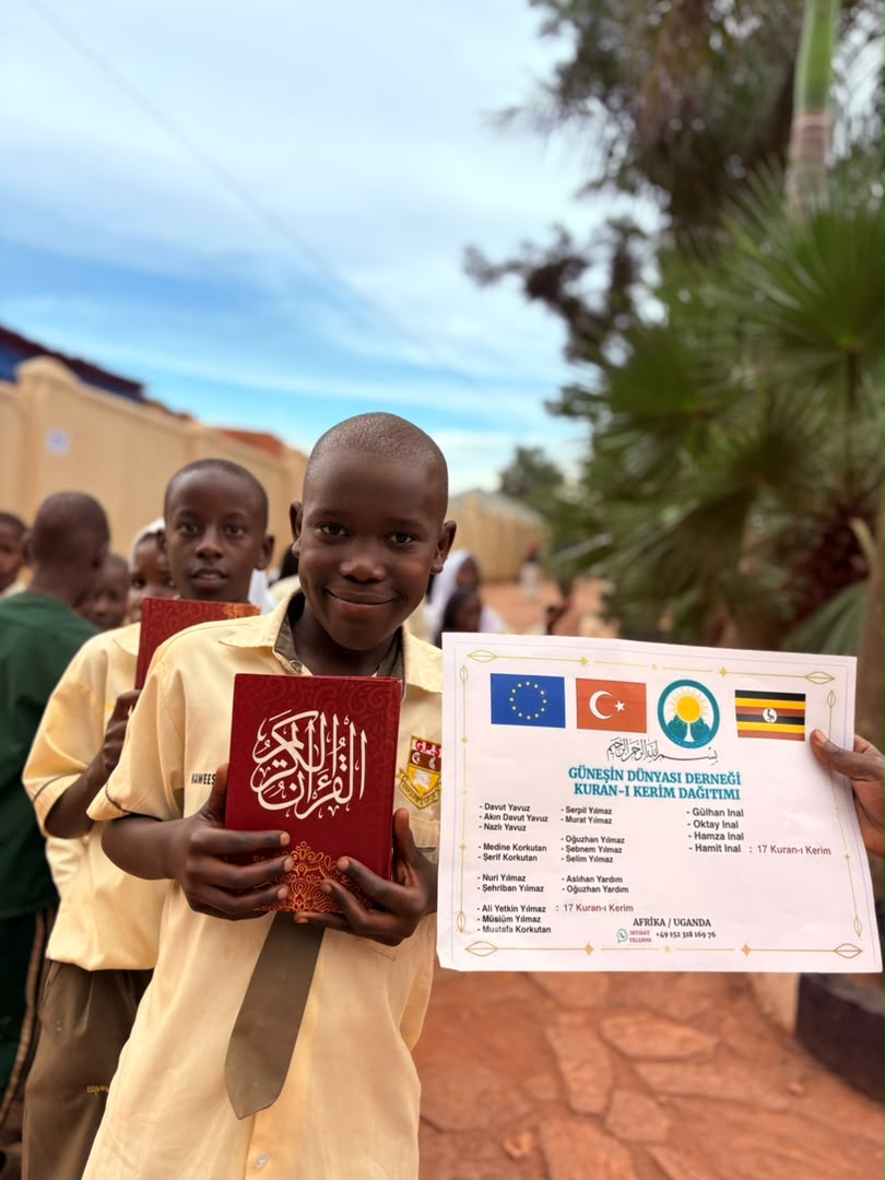 Junge bei der Koranausgabe in Uganda